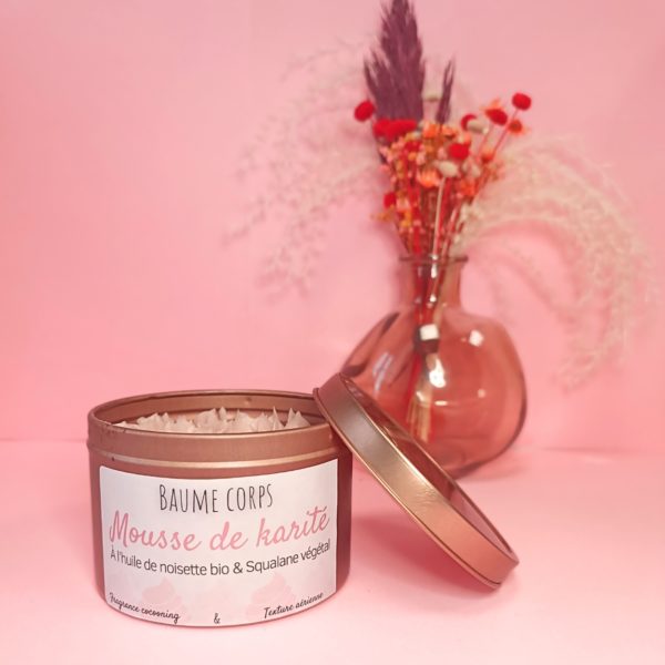 Mousse de karité. Baume nourrissant hydratant pour le corps au beurre de karité bio. Crème karité bio. Savonnerie artisanale Cos'mo Atelier.