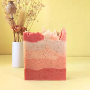 Savon Tropical sunset, saponifié à froid à la poudre de banane bio - Savonnerie artisanale Cos'mo Atelier - Jura 39