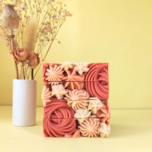 Savon Tropical sunset, saponifié à froid à la poudre de banane bio - Savonnerie artisanale Cos'mo Atelier - Jura 39