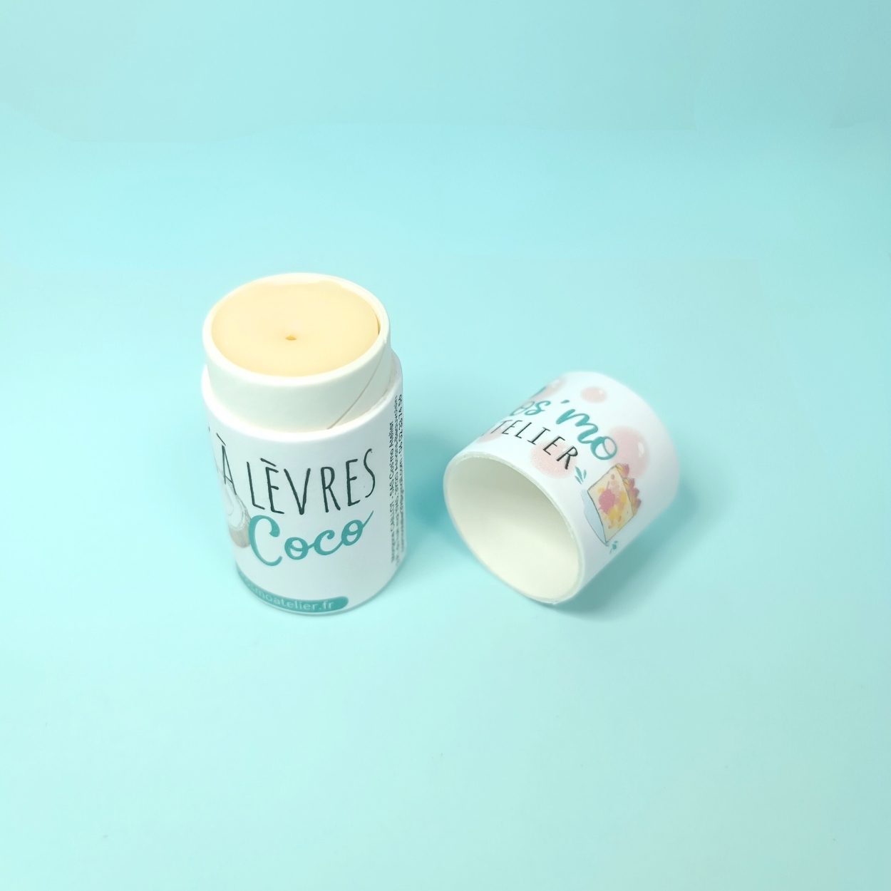 Stick à lèvres cerise ou coco - Stick en carton - stick à lèvre push-up - Savonnerie artisanale Cos'mo Atelier - Jura 39