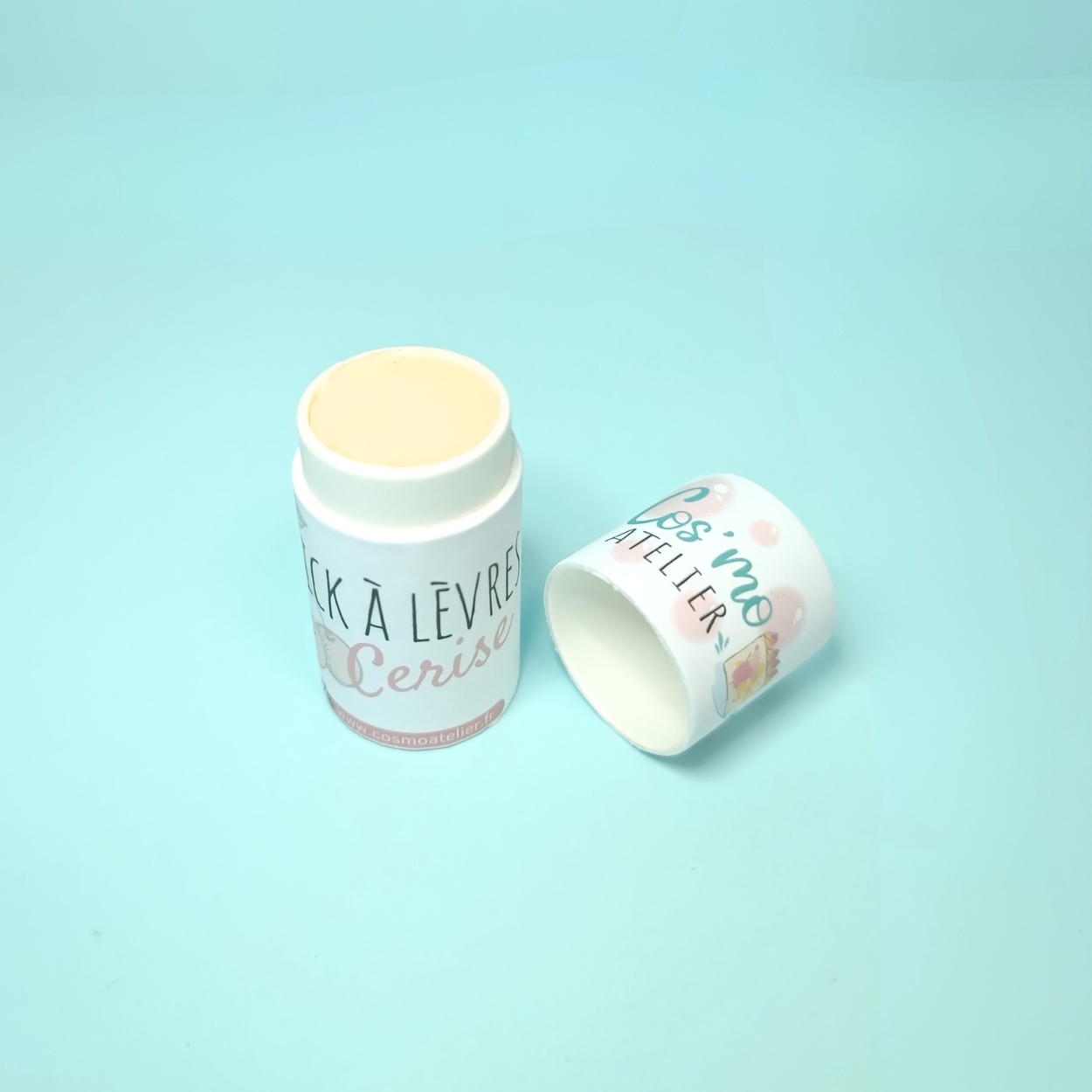 Stick à lèvres cerise ou coco - Stick en carton - stick à lèvre push-up - Savonnerie artisanale Cos'mo Atelier - Jura 39