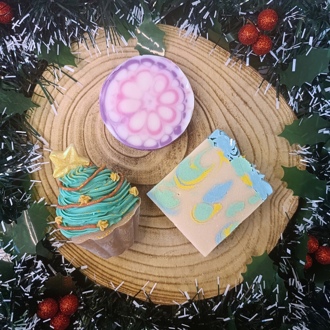 Coffret de Noël savons - cadeau de Noël personnalisé - savon naturel saponifié à froid - Savonnerie artisanale Cos'mo Atelier - Jura (39)