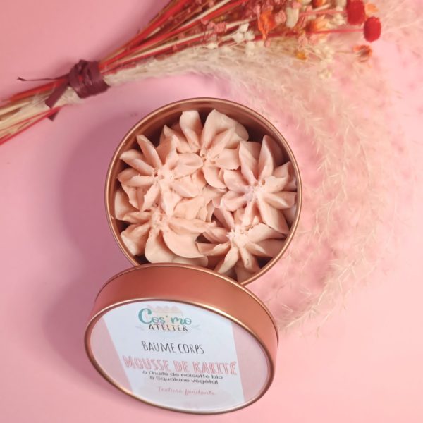 Mousse de karité. Baume nourrissant hydratant pour le corps au beurre de karité bio. Crème karité bio. Savonnerie artisanale Cos'mo Atelier.