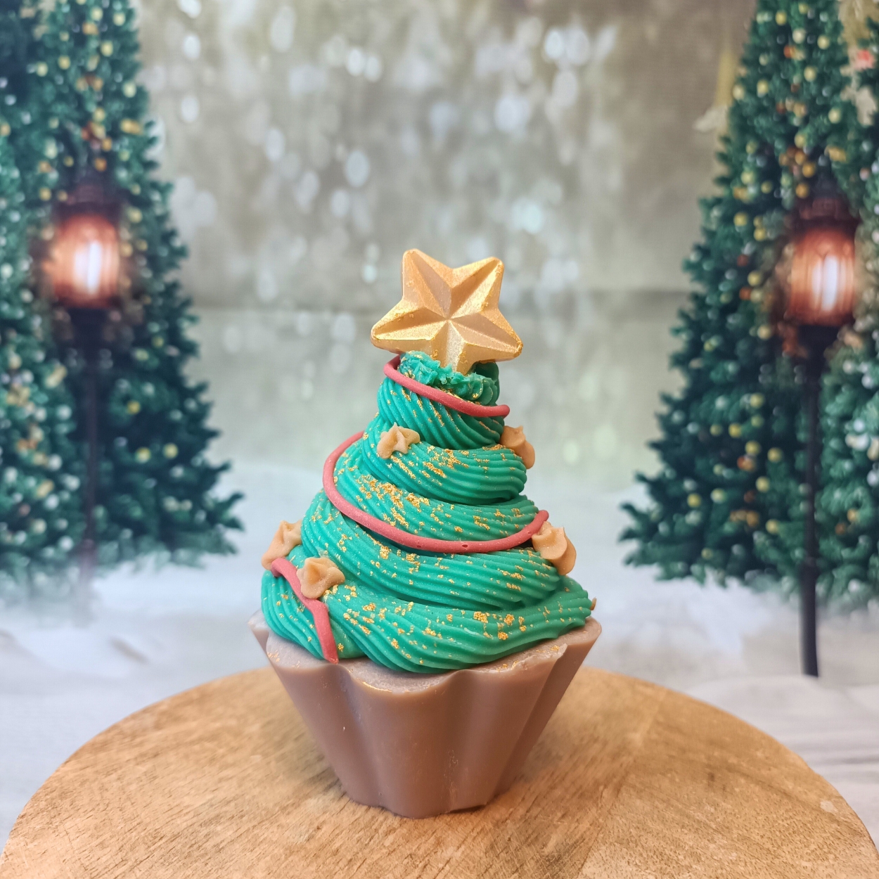 Savon de Noël Christmas cupcake - cadeau de Noël personnalisé - savon naturel saponifié à froid - Savonnerie artisanale Cos'mo Atelier - Jura (39)