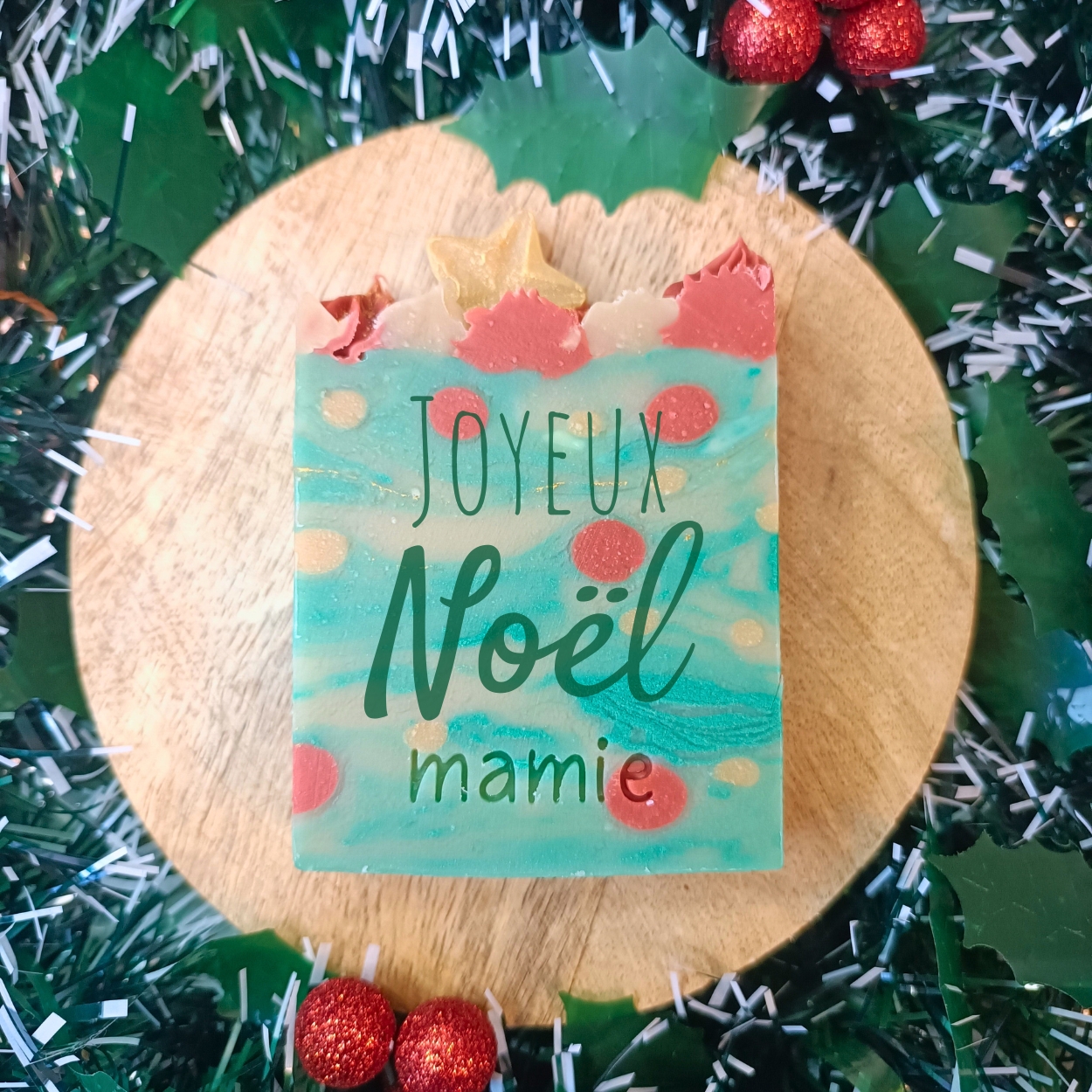 Savon de Noël personnalisé - cadeau de Noël personnalisé - savon naturel saponifié à froid - Savonnerie artisanale Cos'mo Atelier - Jura (39)